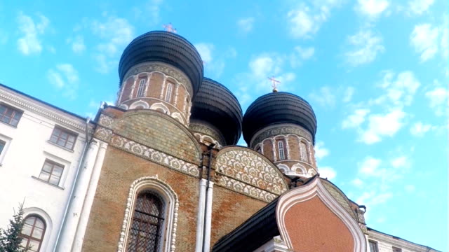 Vídeo-timelapse-de-la-iglesia-ortodoxa-antigua-en-Izmailovo-Park-en-Moscú-a-principios-de-primavera