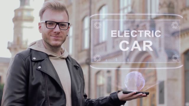 Hombre-inteligente-muestra-holograma-coche-eléctrico