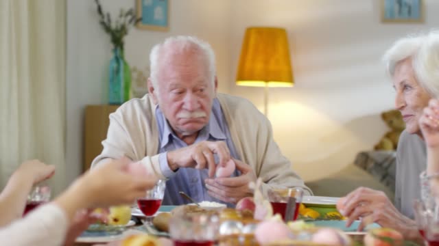 Großeltern-sprechen-mit-Großsohn-beim-Osteressen