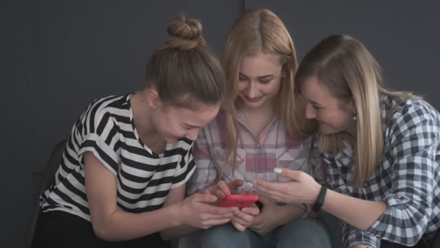 Lachende-Mädchen-im-Alter-mit-Handy