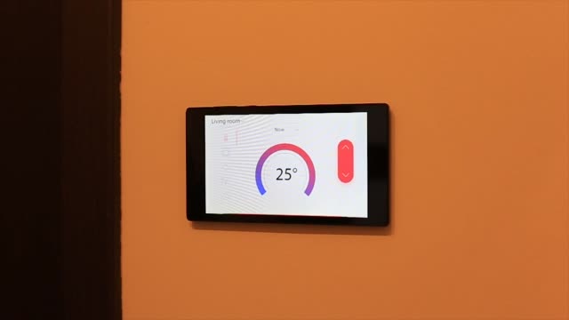 Dispositivo-de-control-del-clima-de-la-casa-inteligente-en-una-pared