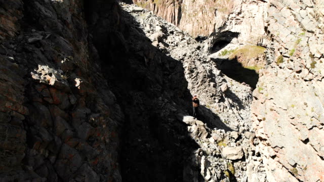 Luftaufnahme-von-strukturierten-Gesteinen-mit-zerbröckelnden-Trümmern.-Kellergestein.