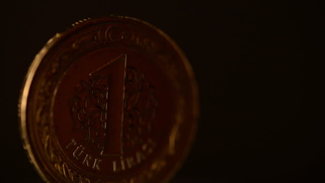 Eine-türkische-Lira-Coin-dreht-sich-auf-schwarzem-Hintergrund,-Nahaufnahmen.