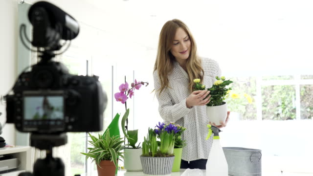 Weiblicher-Vlogger-macht-Social-Media-Video-über-die-Hauspflanzenpflege-für-das-Internet