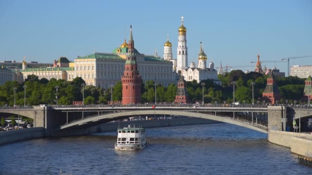 View-of-the-Moscow-River-and-the-Kremlin-on-a-sunny-day