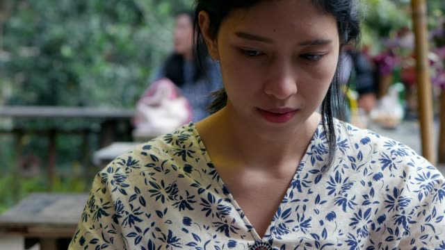 Mujer-asiática-joven-usando-la-tableta-en-la-cafetería.-Tecnología-de-redes-sociales.