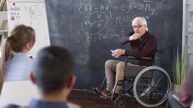 Behindertenlehrer-spricht-mit-unterschiedlichen-Schülern