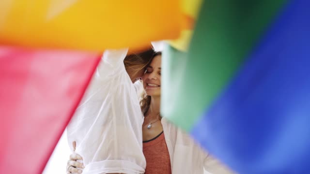 Frauen-in-Regenbogenfahne-gewickelt