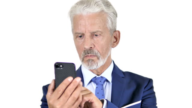 Alter-Geschäftsmann-mit-Smartphone,-weißer-Hintergrund