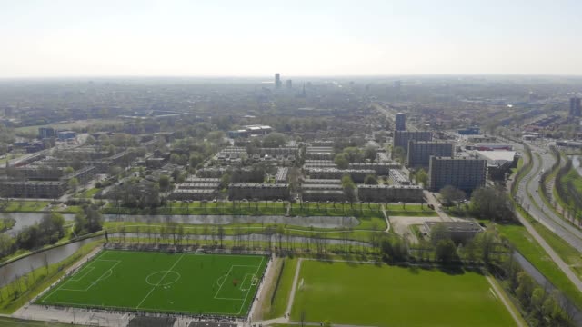 Über-die-Stadt-Leeuwarden-fliegen.-Stadtansicht-von-Drohne
