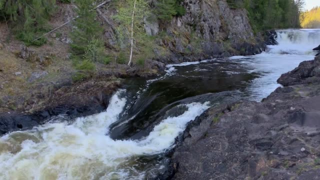 Cascada-a-gran-hora-del-agua-en-Karelia,-Rusia