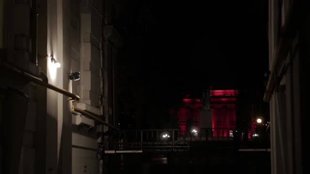 Edificio-rojo-por-la-noche