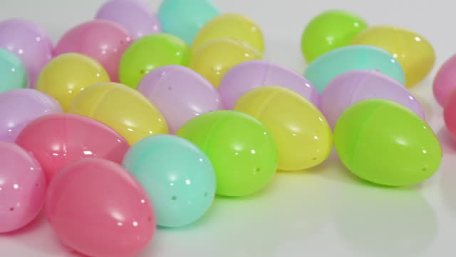 Huevos-de-Pascua-de-plástico-sobre-un-fondo-blanco.