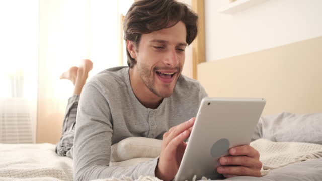 Mann-mit-Spaß-mit-digitalen-Tablet-zu-Hause