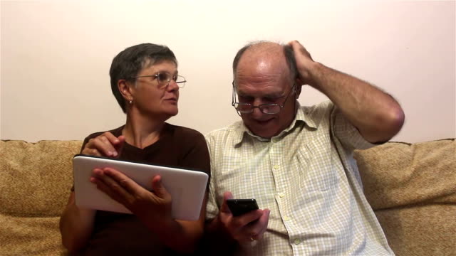 Attraktive-erwachsene-Frau-und-erwachsene-Mann-machen-einen-Videoanruf-mit-ihrer-Familie-auf-einem-Tablet-PC.