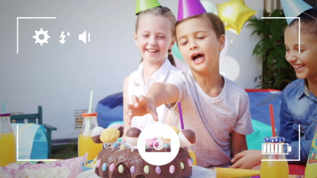 Fotografieren-von-Kindern-auf-Geburtstagsfeier-auf-einer-Digitalkamera