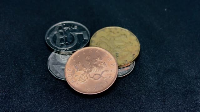 Verschiedene-tschechische-Koruna-Münzen-drehen-auf-Schwarz---CZK
