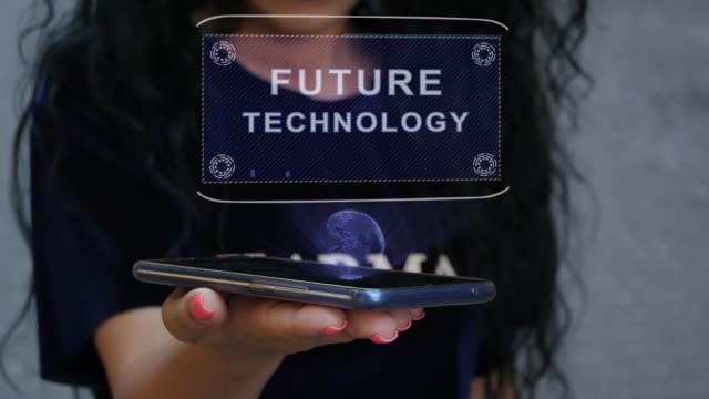 Frau-zeigt-HUD-Hologramm-Future-Technologie