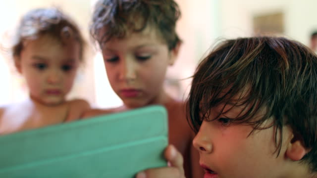 Kinder,-die-Tablet-Gerät-zu-Hause-ehrlich-und-authentisch