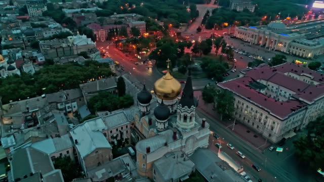 Filmische-Luftaufnahme-der-Kirche-in-Odessa.