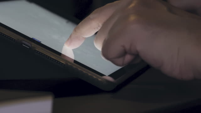 4K-Video-Finger-touch-en-la-pantalla-de-la-tableta-Mock-up-con-la-luz.