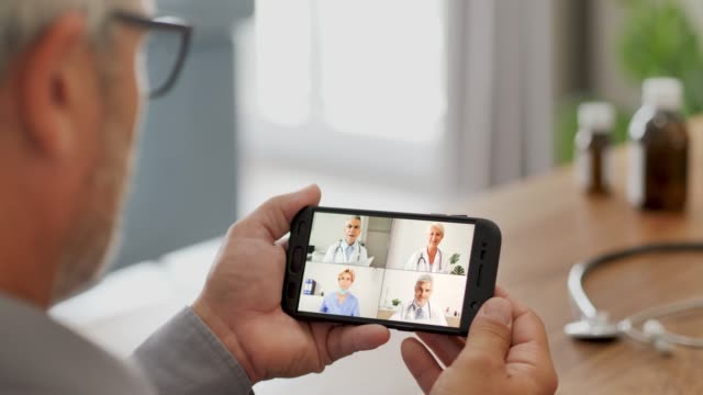 Arzt-Arbeit-Team-Chat-online-von-zu-Hause-mit-dem-Smartphone