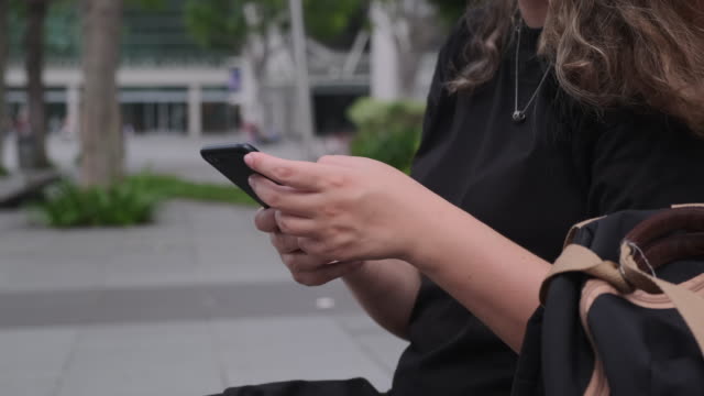 Frau-nutzt-Smartphone-im-Freien-in-der-Stadt