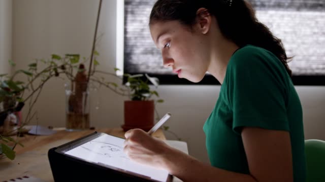 Teenager-Mädchen-Zeichnung-mit-einem-Tablet-Computer-und-einem-elektronischen-Stift