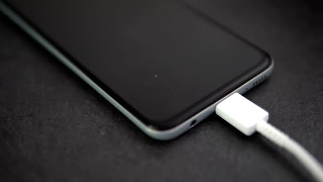 Smartphone-Ladevorgang-mit-USB-Ladegerät