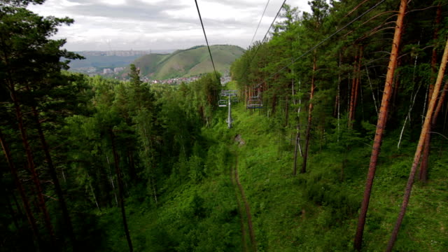 Seilbahn-Sesselbahn-im-Sommer,-Russland