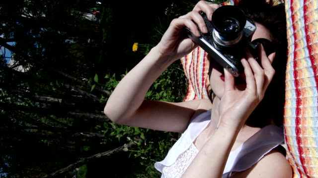 Glückliches-Mädchen-nimmt-Fotobilder-schießen-in-Park-City,-Zeitlupe,-4K-UHD-UltraHD