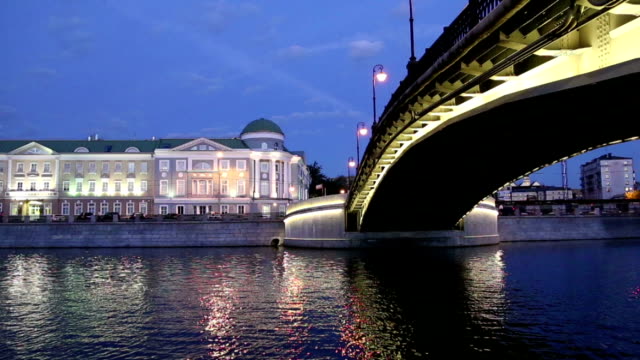 Puente-Luzhkov-(Tretyakov),-Vista-nocturna,-Moscú,-Rusia