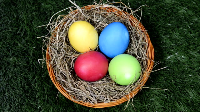 Huevos-de-Pascua-en-hierba
