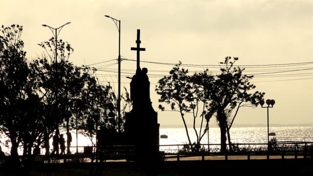 ein-Denkmal-an-der-Uferpromenade-mit-Kreuzen-in-der-Nähe-der-Küste-des-Ozeans