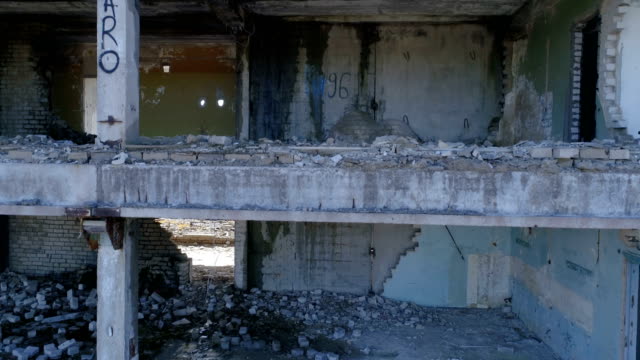 Escombros-en-el-piso-del-edificio-arruinado