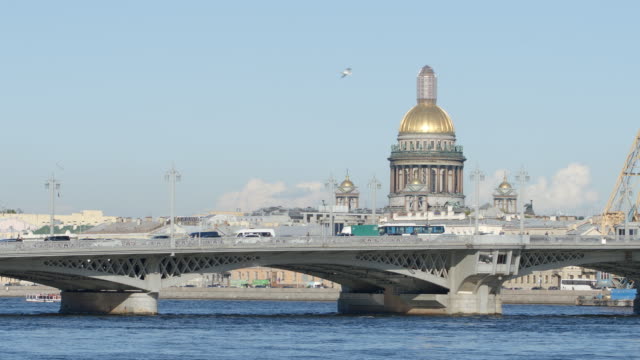 Isaak-Kathedrale-und-Blagoveshensky-Brücke-an-einem-sonnigen-Tag---St.-Petersburg,-Russland