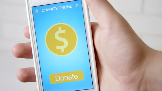 Hombre-haciendo-una-donación-en-línea-mediante-la-aplicación-de-la-caridad-en-smartphone