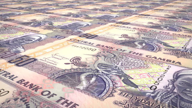 Banknoten-der-fünfzig-Gambia-Dalasis-von-Gambia-Rollen,-Bargeld,-Schleife