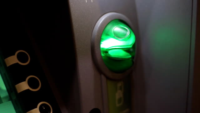 Geldautomat---grünes-Signal-blinkt.