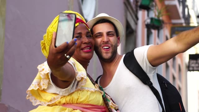 Taking-a-Selfie-with-Brazilian-Woman---"Baiana"-in-Pelourinho,-Bahia