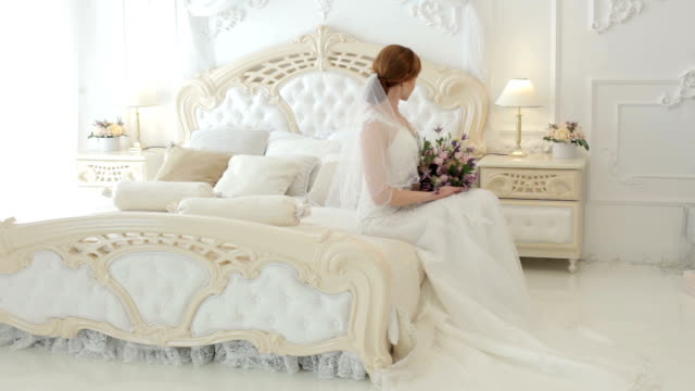Die-Braut-sitzt-auf-dem-Bett.