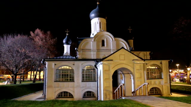 Iglesia-de-la-concepción-de-St-Anne-(de-noche)--ver-del-moderno-parque-Zaryadye-en-Moscú,-Rusia.-Parque-urbano-situado-cerca-de-Plaza-Roja