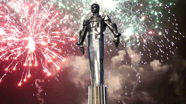 Feuerwerk-über-dem-Denkmal-für-Yuri-Gagarin-(42,5-Meter-hohen-Sockel-und-Statue),-der-erste-Mensch-im-Weltraum-zu-reisen.-Es-befindet-sich-am-Leninsky-Prospekt-in-Moskau,-Russland.-Der-Sockel-ist-so-konzipiert,-erinnert-an-eine-Rakete-Auspuff