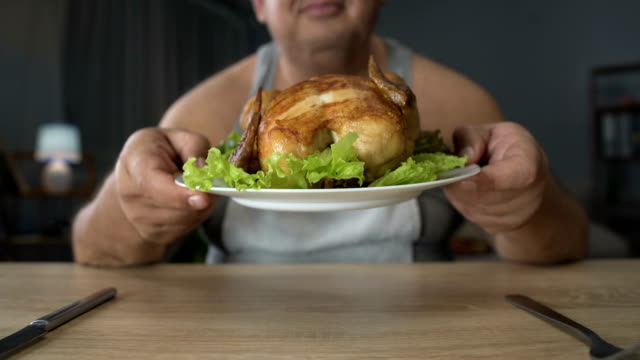 Hombre-obeso-disfrutando-sabroso-olor-a-pollo-a-la-brasa,-comer-en-exceso-y-comida-chatarra