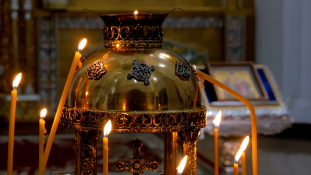 Brennende-Kerzen-in-der-russischen-orthodoxen-Kirche