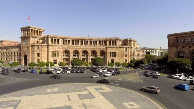 Vista-de-casa-de-gobierno-en-Ereván-en-Plaza-de-la-República,-oficina-del-primer-ministro