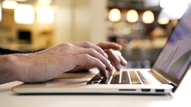 Geschäftsmann-arbeiten-über-Computer-Büro-Typisierung-Finger-Hand-auf-Laptop-Tastatur