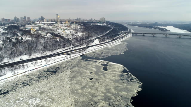 vista-aérea-al-monumento-de-Kiev-Pechersk-Lavra-y-patria-en-invierno