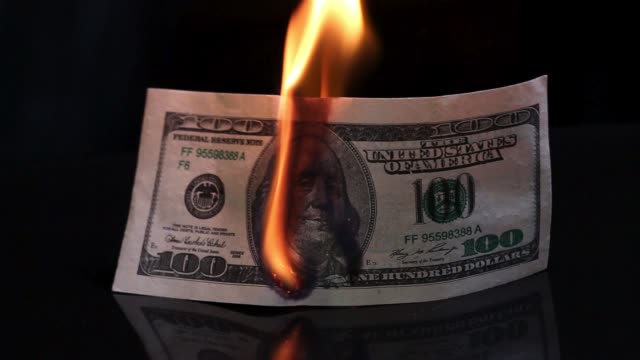 Dollarschein-in-Flammen.-Amerikanisches-Geld-verbrennen-auf-schwarzem-Hintergrund.