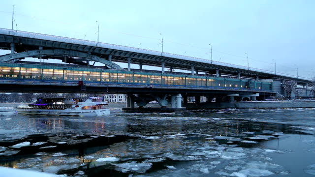 Moskva-River,-Luzhnetskaya-Bridge-(Metro-Bridge)-on-a-winter-evening.-Moscow,-Russia